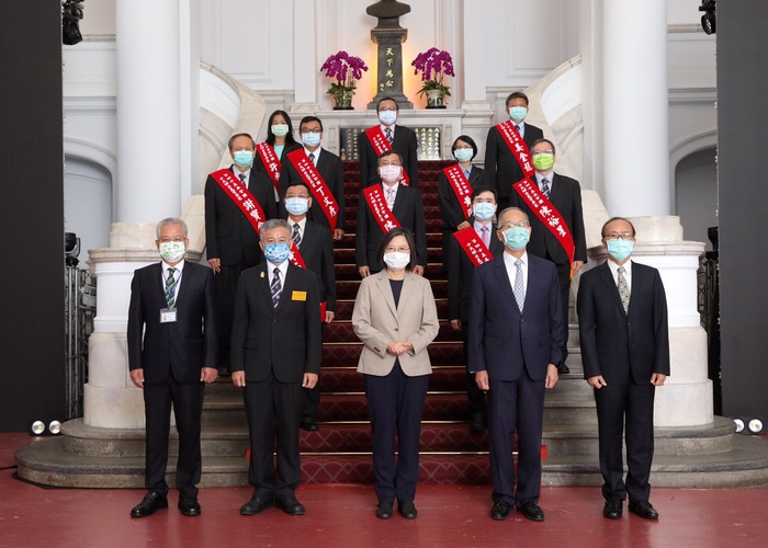 2021-09-28採英文總統(前中)、同濟會台灣總會理監事(前左右)與十大傑出農業專家(後)